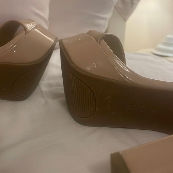 Guess Platform Patent Beige Sandal Heels with Charm - Picture 10 of 11